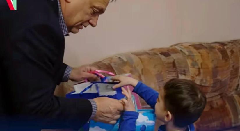 Orbán Viktor, a családlátogató – Ez, hogy működik? Kihúzzák egy kalapból a “szerencsést”?