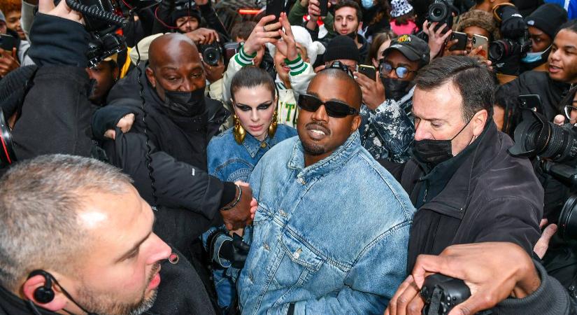Kanye West a lesifotósok pénzére hajt