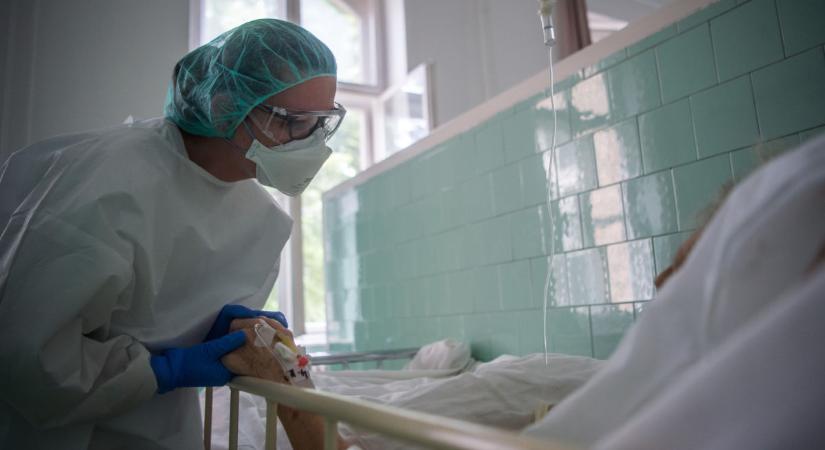 Több mint 19 ezer új covidos az elmúlt nap mérlege, 3267-en vannak kórházban