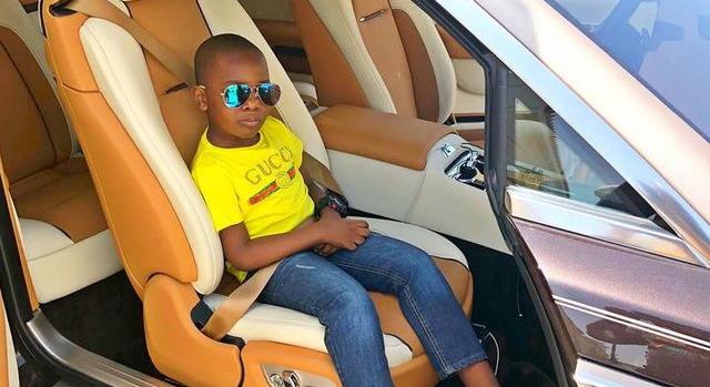 Sportautók és luxusvillák: a szupergazdagok életét éli ez a 9 éves nigériai kissrác