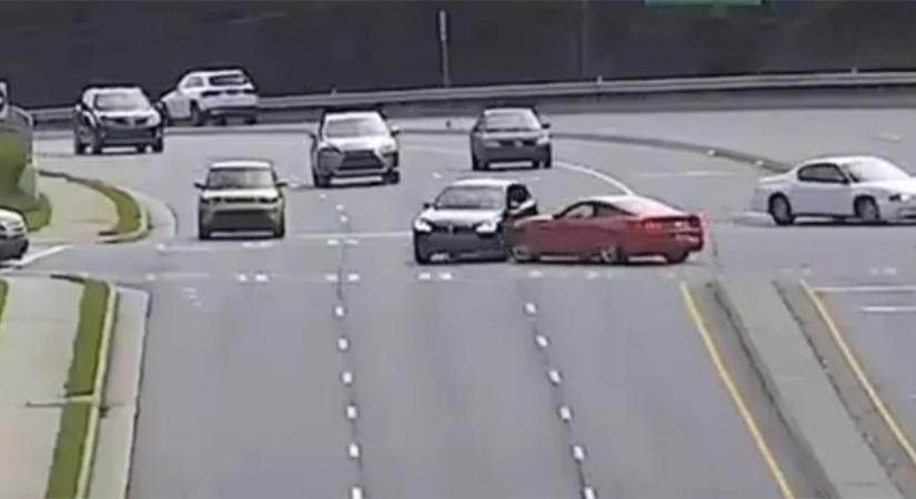 Átment a piroson a BMW-s, oldalról jött egy másik autó, a büntetés vérfagyasztó volt - videó