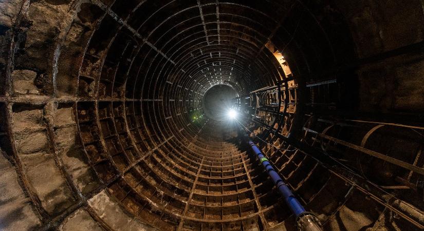 Egy kevésbé ismert kapcsolat az M3-as metró és a főváros között: több tíz méter hosszú alagutakon keresztül vesz levegőt a rendszer