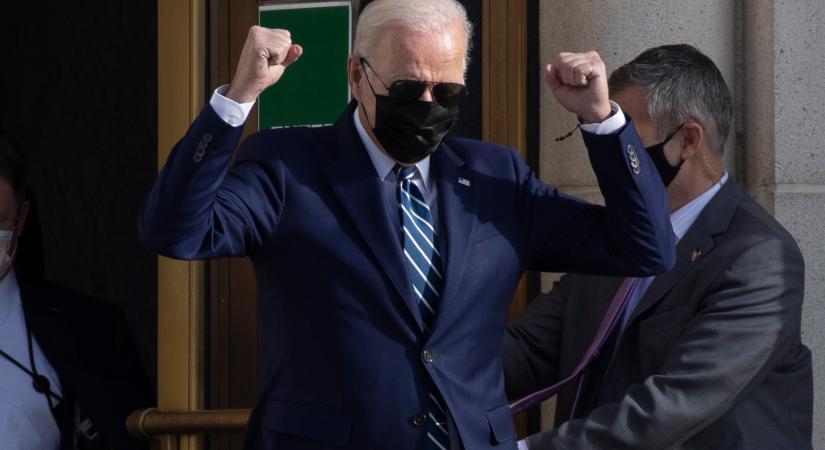 Videó: Biden maszkot adott a legfelsőbb bírónak, majd maszk nélkül távozott