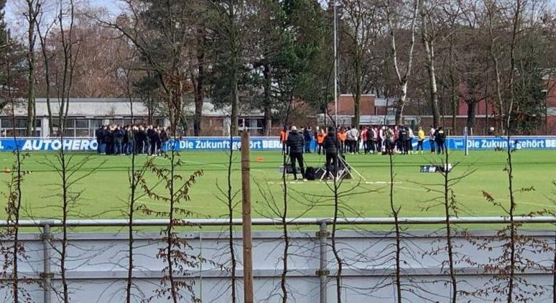 Balhé a Herthánál: Szurkolók törtek be az edzésre, a klubvezetés kiakadt és bocsánatkérést vár - videó