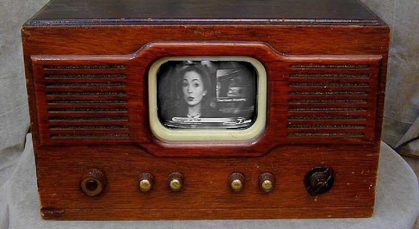 Videó: Így néz ki belülről egy 74 éves, 1948-ból származó TV