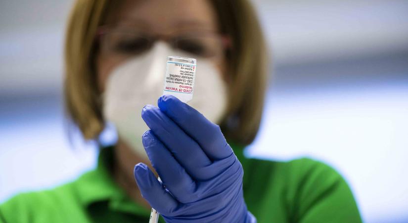 Biztonságosnak minősítették a negyedik adag koronavírus elleni oltást