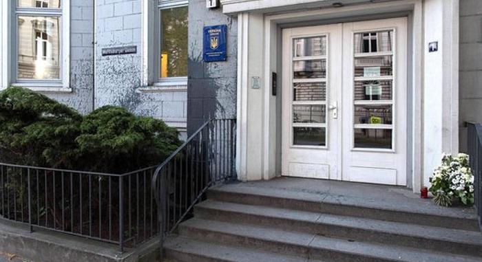 Betörték az ukrán főkonzulátus épületének ablakát Hamburgban