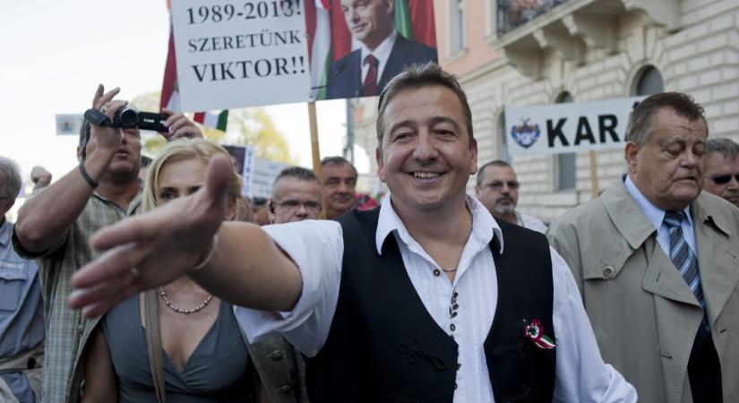 Negatív karizma, szektás hit és azonosulás – ez köti össze Orbánt és keménymag-táborát
