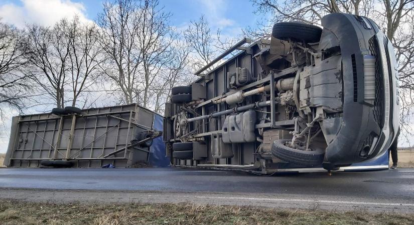 Felborította a viharos erejű szél a szerb kisteherautót az 54-esen, teljes útzár