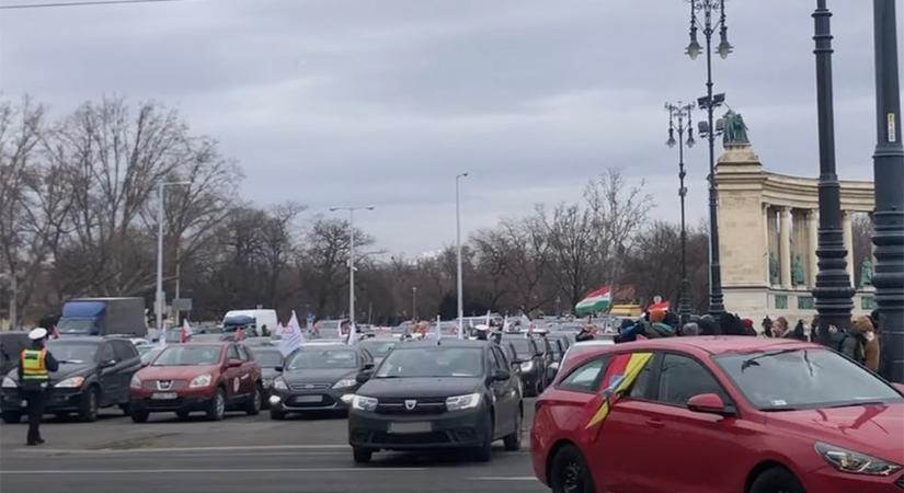 Zajlik az autós felvonulás Budapesten