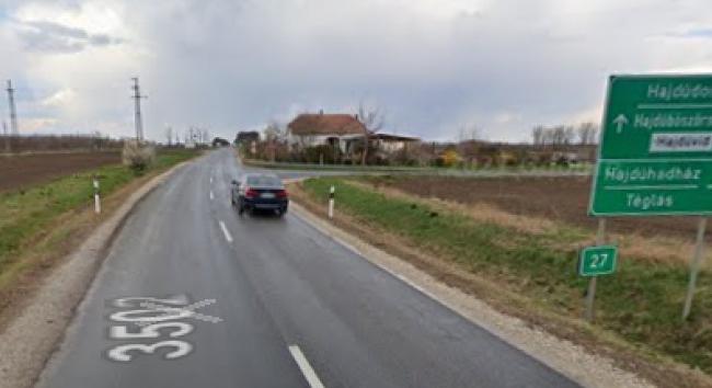 Felborult egy autó Hajdúböszörmény közelében