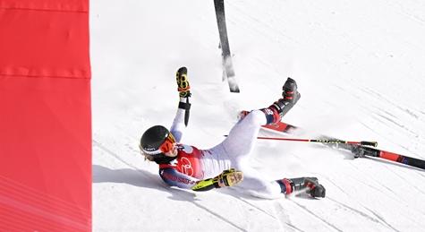 Horrorbalesetben törte el a lábszárát egy amerikai síelő a téli olimpián – videó