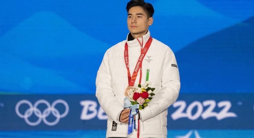 Liu Shaoang átvette a történelmi bronzérmet a téli olimpián – videó az éremátadásról