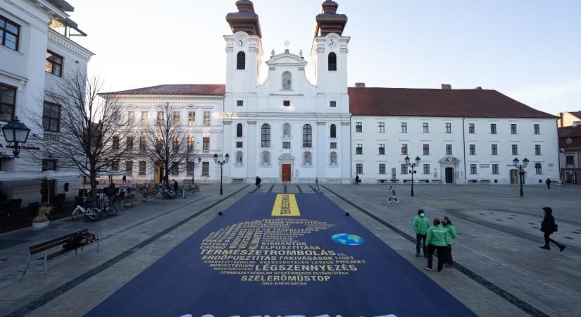 Óriási molinóval hívta fel a figyelmet a környezetrombolásra a Greenpeace Győrben is