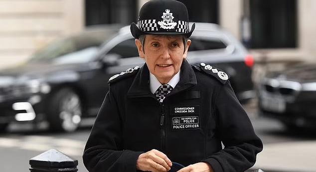 Rendőr gyilkolt, lemondott a Scotland Yard főparancsnoka