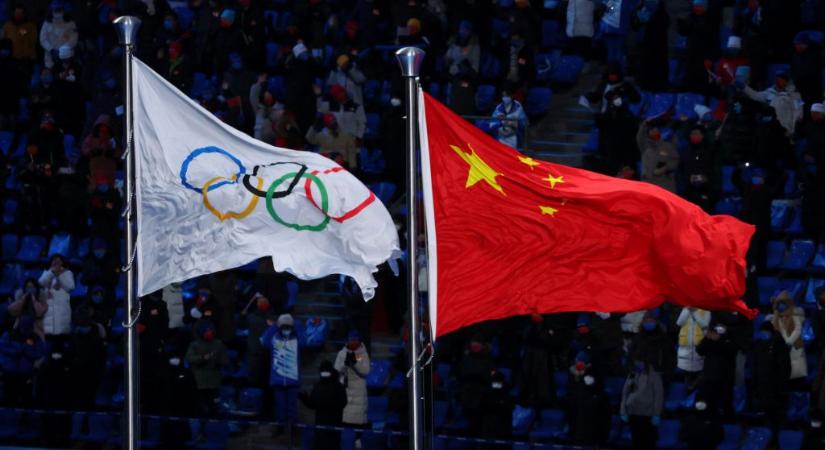 Rövidpályás gyorskorcsolya: nem csitulnak az indulatok, széttépték a kínai zászlót