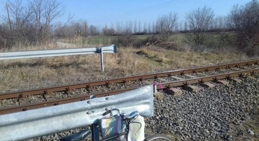 Meghalt egy házaspár női tagja, akit egy Dombóvár irányából érkező vonat gázolt el