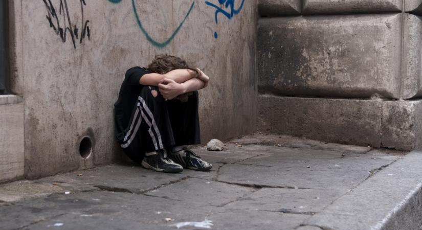 Elkeserítő jelentés: Európa legszegényebbjei között a magyar fiatalok