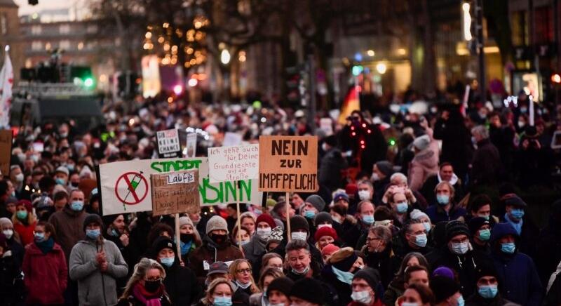 Nem függesztik fel az egészségügyi dolgozók kötelező oltását Németországban