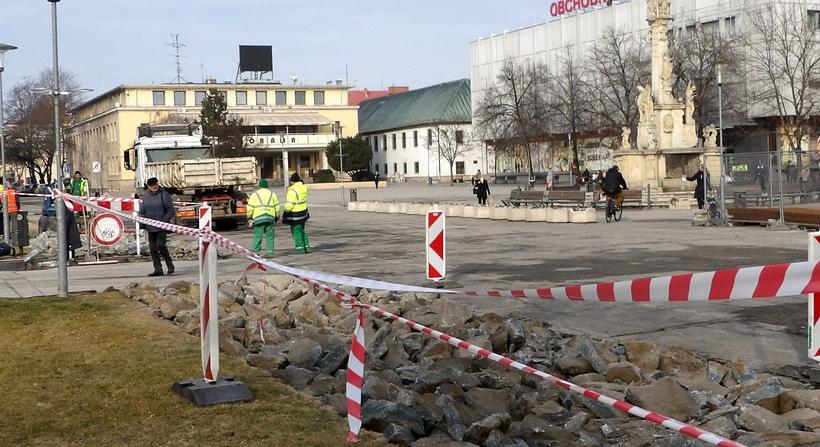 Dübörög a légkalapács, törik a betonburkolatot Érsekújvár főterén