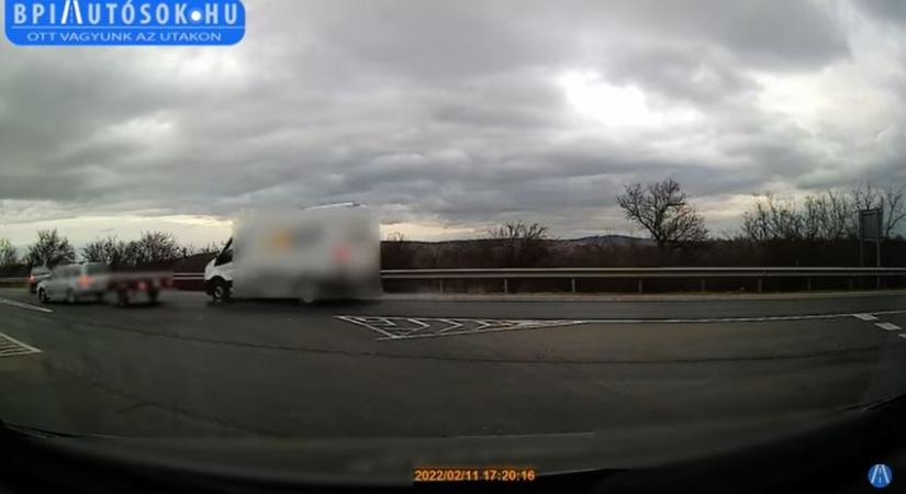 Úgy hajtott le egy autó az M7-esről Agárdnál, hogy ketten is belerohantak (videó)