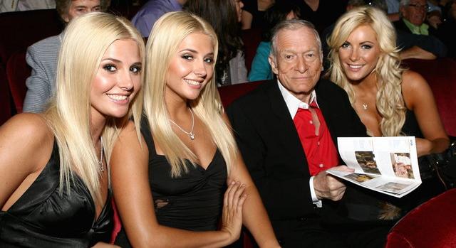Egy ikerpár azzal vádolja Hugh Hefner, hogy becuccozta őket és szektaként működött a Playboy villa