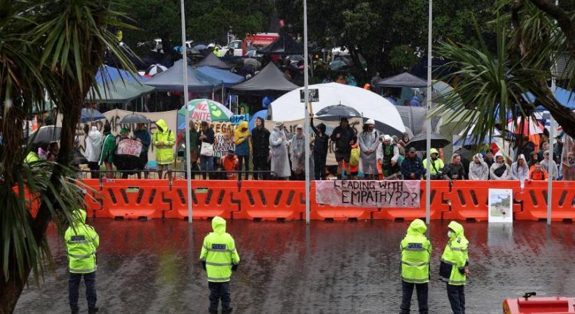 Dalokat „vetnek be” az új-zélandi hatóságok a járványügyi intézkedések ellen tüntetőkkel szemben