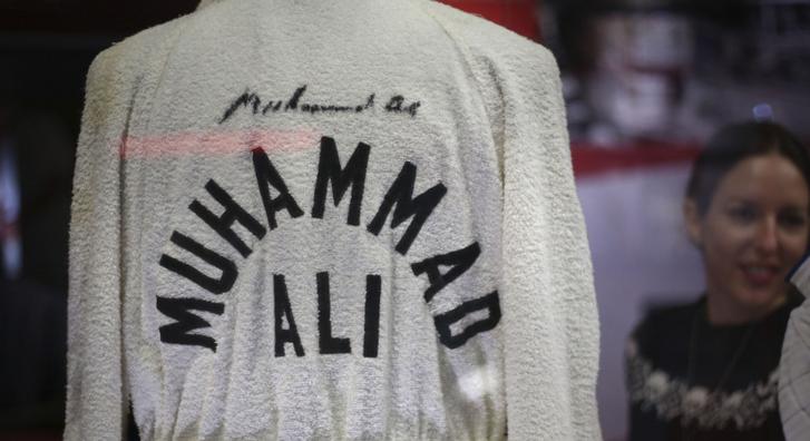 Kalapács alá kerül Muhammad Ali legendás köntöse