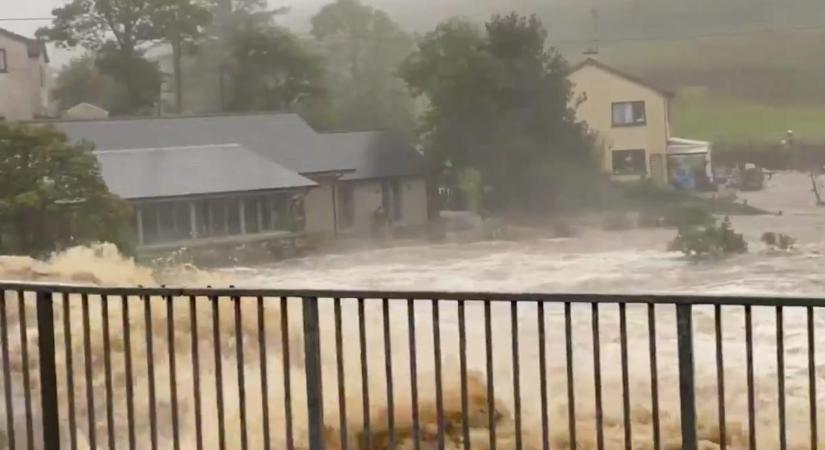 Írországban heves viharok tombolnak, nyomukban áradások, anyagi károk