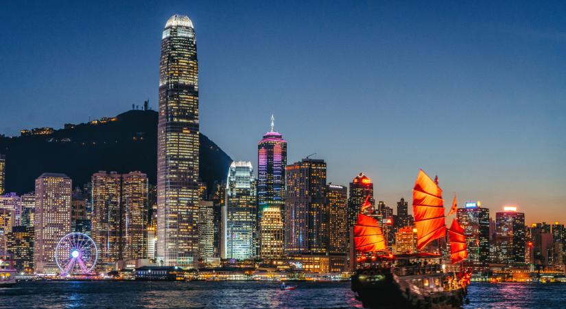 Omikron-cunamiba került Hongkong, nem fogja bírni a város a terhelést