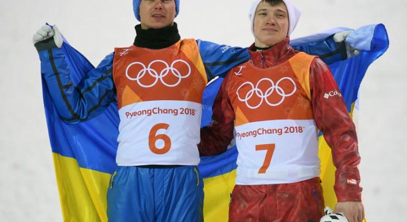 Összeölelkezett a téli olimpián egy ukrán és egy orosz síelő, botrány lett belőle