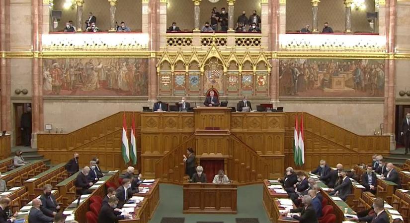 „Úgy illett volna, hogy Orbán Viktor hivatalosan is elköszön a miniszterelnöki széktől”