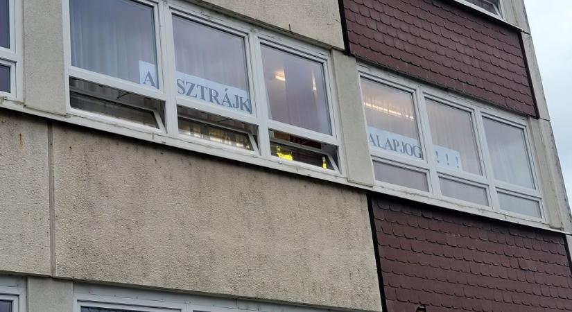 A sztrájkjog csorbítása miatt sztrájkolnak a tanárok Győrben
