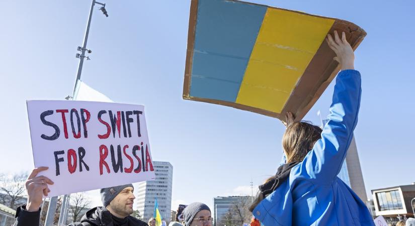 Nem csupán Oroszországnak okozhat komoly problémákat a SWIFT-blokkolás