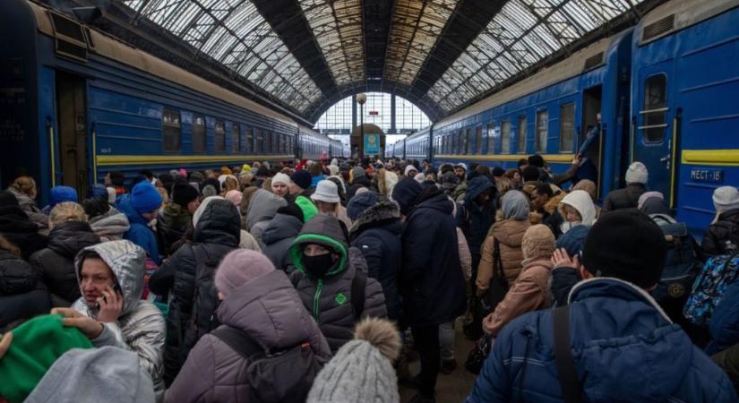 Lvivben egyre érezhetőbb a félelem, ezrek várakoznak a központi pályaudvaron