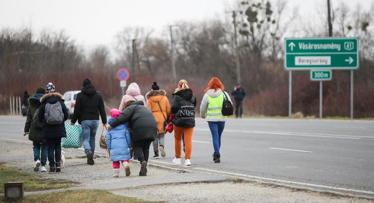 Háromnyelvű táblákon segíti a Magyar Közút a menekülteket a magyar–ukrán határ közelében