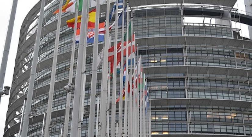 Az Európai Parlament kitiltaná az orosz kémbankot Budapestről és leállítaná Paks 2-t