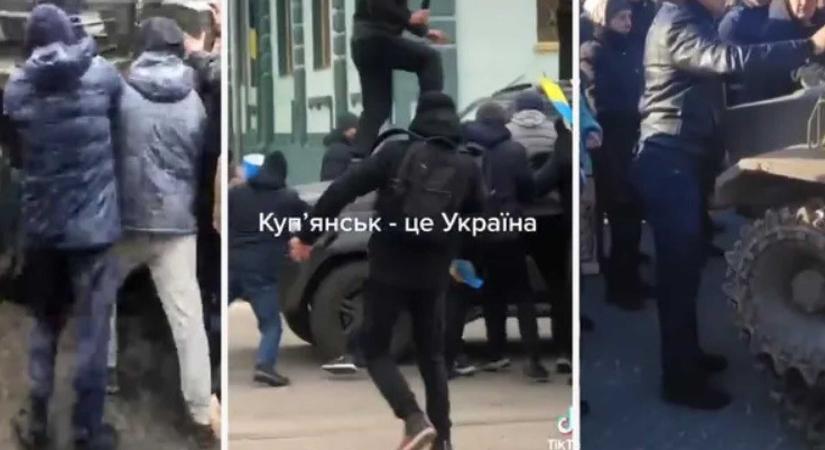 Videó: puszta kézzel szállnak szembe az ukránok az orosz harci kocsikkal
