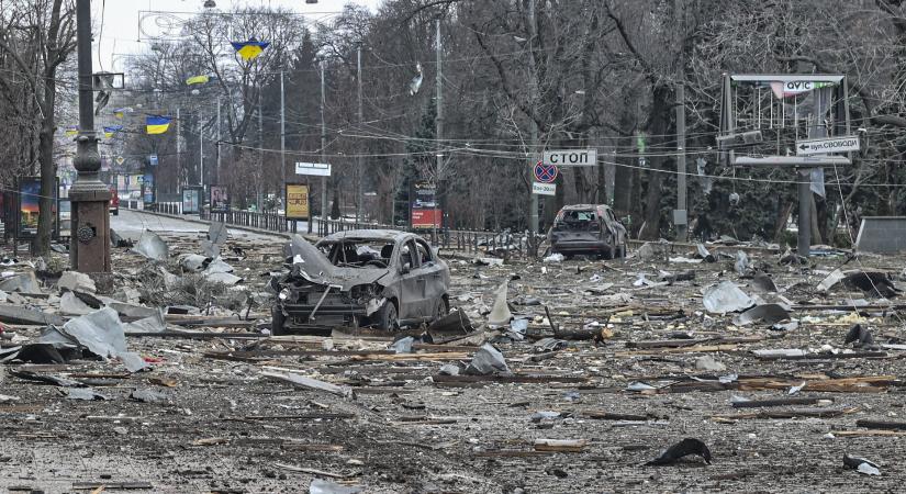 Orosz ejtőernyősök támadják Harkivet, Biden megfenyegette Putyint