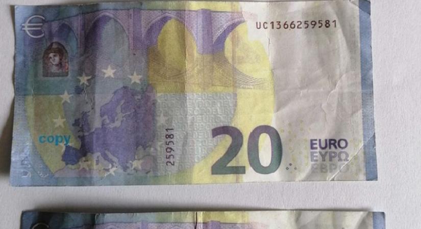 Két fiatal hamis eurókkal fizetett Sopronban - fotón mutatjuk a másolt pénzeket