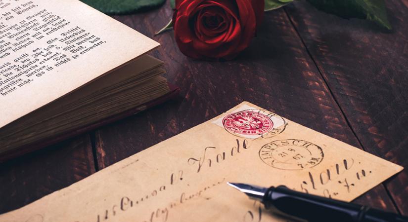 Megható romantikus történet: hét évtized után találtak rá több száz szerelmes levélre egy titkos ajtó mögött