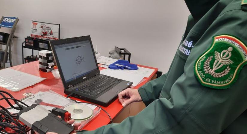 Illegális szoftverekre és hamis diagnosztikára bukkant a NAV a Győr-Moson-Sopron megyei autószerelő műhelyben