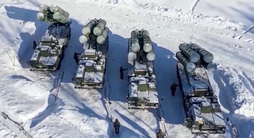 Orosz fegyverrendszereket vásárolt India, szankciók sújthatják érte