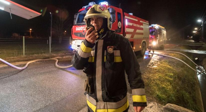 Lángokkal küzdöttek, balesetekhez vonultak a megyei tűzoltók szombaton