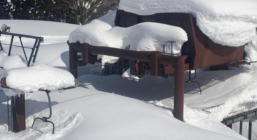 Hatalmas hó fogságából ásták ki a japán síterepet