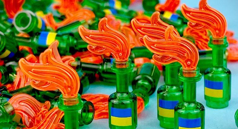 Hatalmasat mennek a Zelenszkij ukrán elnököt és Molotov-koktélokat formázó LEGO-figurák