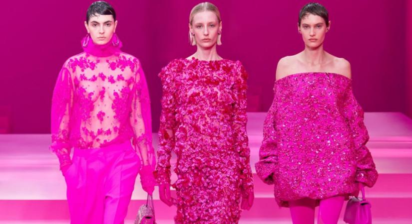 A Valentino kifutóján rózsaszínbe borult a párizsi divathét