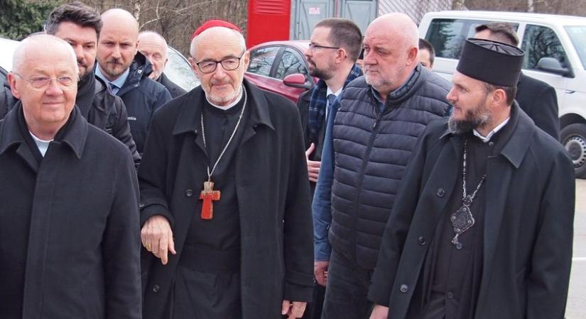 Pápai áldást vitt a menekülteknek a bíboros Barabásra