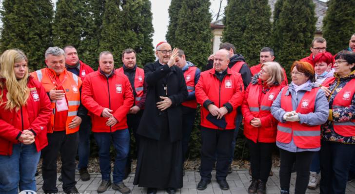 Pápai áldást vitt a menekülteknek Czerny bíboros Barabásra