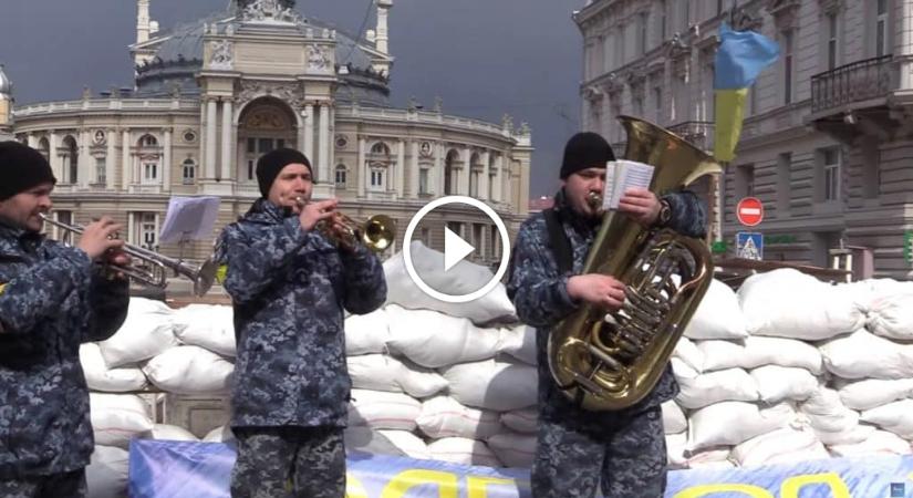 Az ukrán haditengerészet zenészei dallal próbálták felvidítani az embereket Odesszában